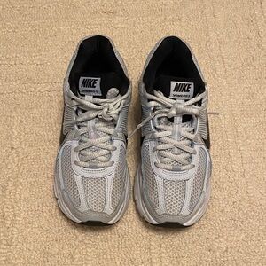 Nike Vomero 5 Silver Mesh Athletic Shoes
